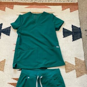 Figs came three pocket scrub top and Zamora jogger bottoms